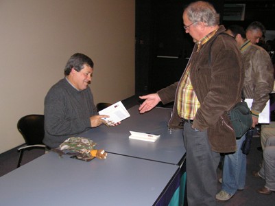 Ruano repasa la dedicatoria de su libro